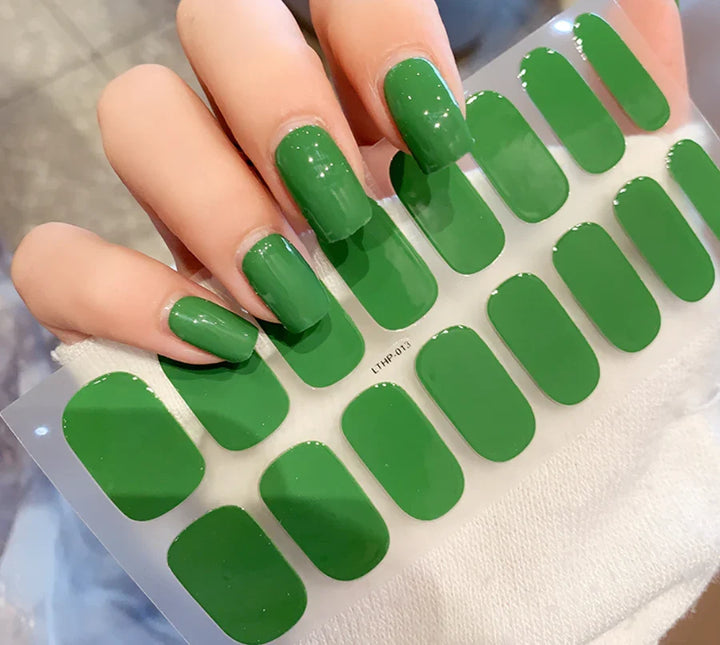 Nærbillede af skinnende QuickGlam gel-negle, der giver en professionel manicure på minutter.