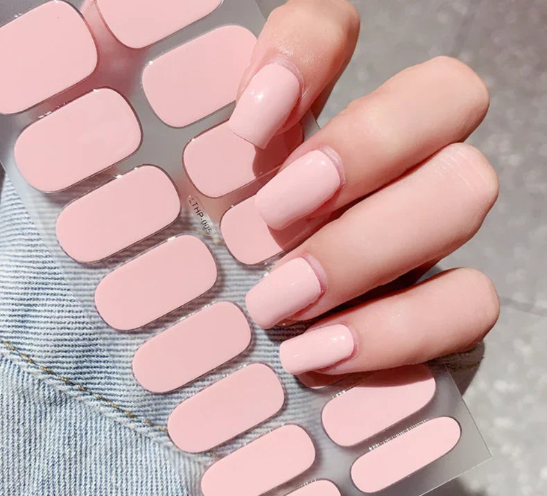 QuickGlam Gel-neglestickers pakke, der indeholder alt til en hurtig og elegant neglepleje.