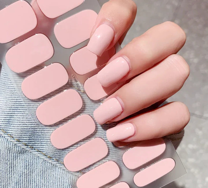 QuickGlam Gel-neglestickers pakke, der indeholder alt til en hurtig og elegant neglepleje.