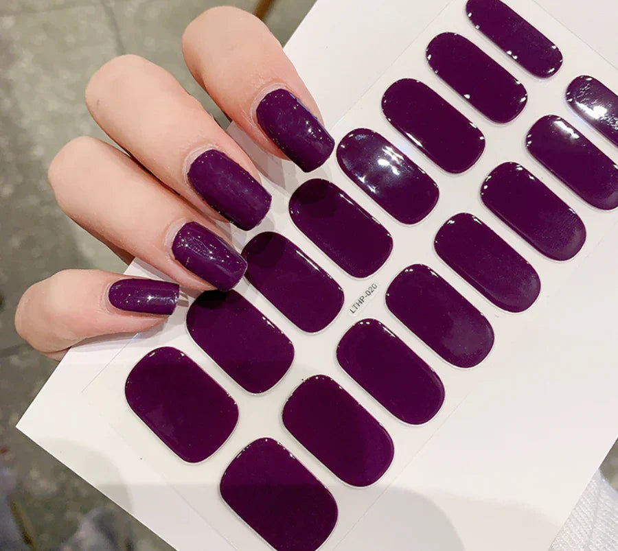 Moderne kvinde viser elegante gel-negle lavet med QuickGlam stickers, hurtigt og nemt.