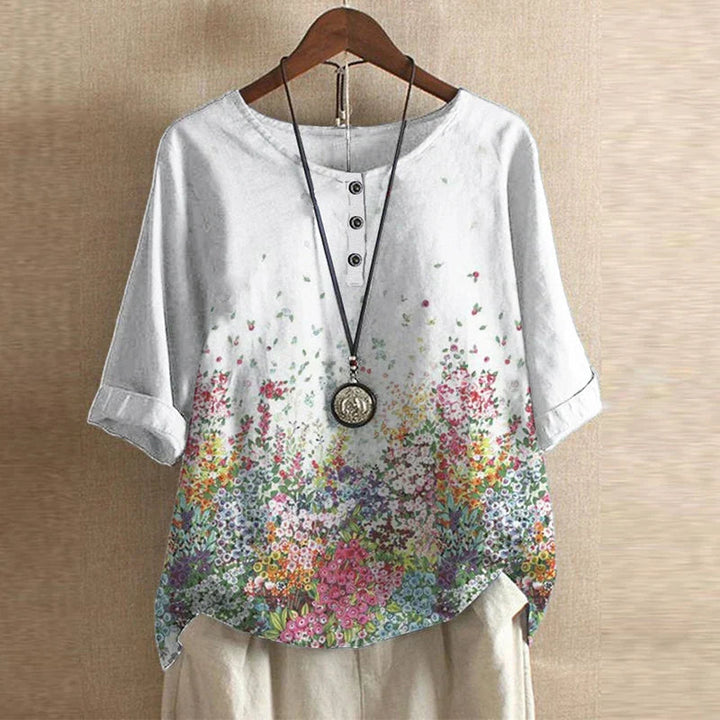 Sommerbluse med retro blomsterprint. Elegant kvindebluse i afslappet pasform. Vintage look.