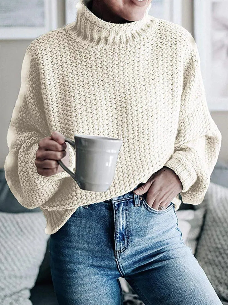 Kvindesweater med rullekrave stylet elegant, perfekt til afslappet mode og vinterkomfort.