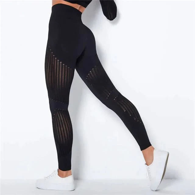 Formgivende kvinde leggings med udglattende effekt. Komfortabelt sportstøj til fitness, yoga og hverdagsbrug.