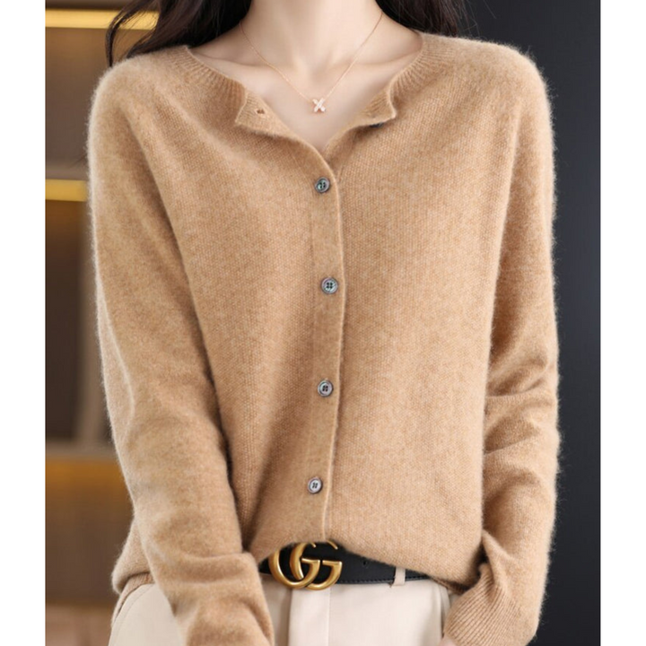Bagfra: Stilfuld kvinder cardigan med rund hals, der fremhæver pasform og design.