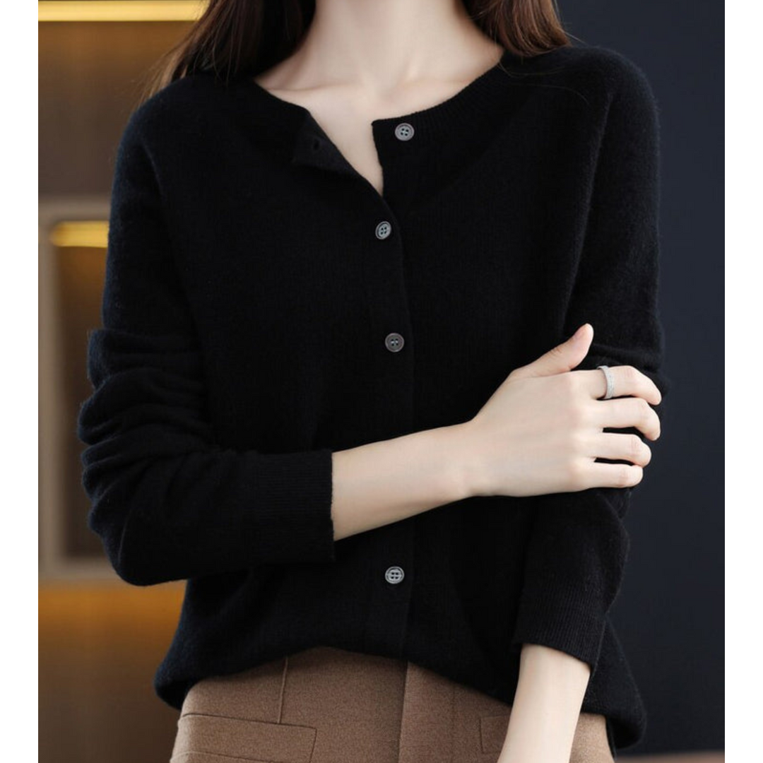 Blød og stilfuld cardigan til kvinder, med klassisk rund hals. Et must-have i dametøj.