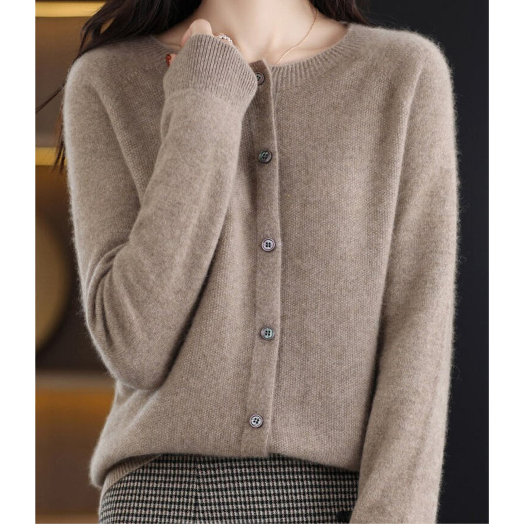 Rundhalset kvinder cardigan i et tidløst design, der er både komfortabel og chic.