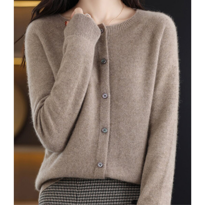 Rundhalset kvinder cardigan i et tidløst design, der er både komfortabel og chic.