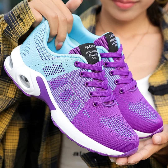 Hvide kvindersko med ergonomisk design. Komfortable sneakers giver fodstøtte til lange arbejdsdage.