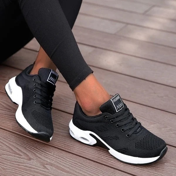 Damesneakers for aktiv livsstil. Ergonomisk fodstøtte giver komfort og smertefri bevægelse til hverdagsbrug.