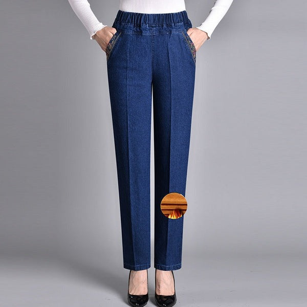 Plus size kvinder jeans: Højtaljede, med brede ben og praktiske sidelommer for en flatterende pasform.