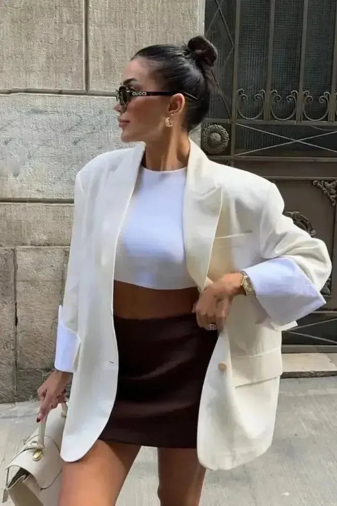 Elegant kvinde blazer, alsidig til fest eller smart fritid. Fås i flere farver.
