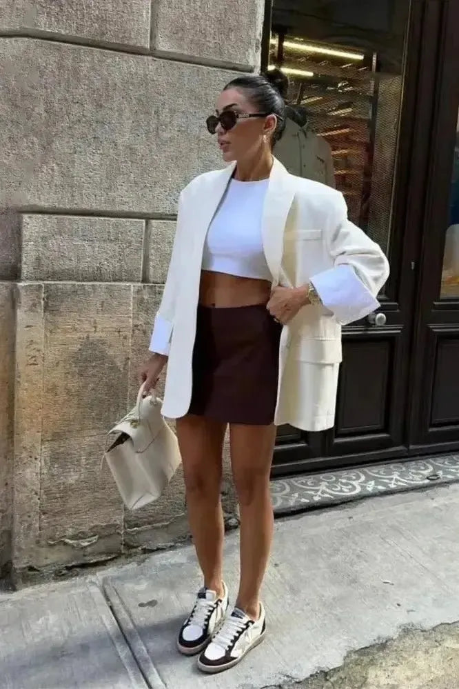 Klassisk dansk design blazer til kvinder. Skaber et sofistikeret business look.