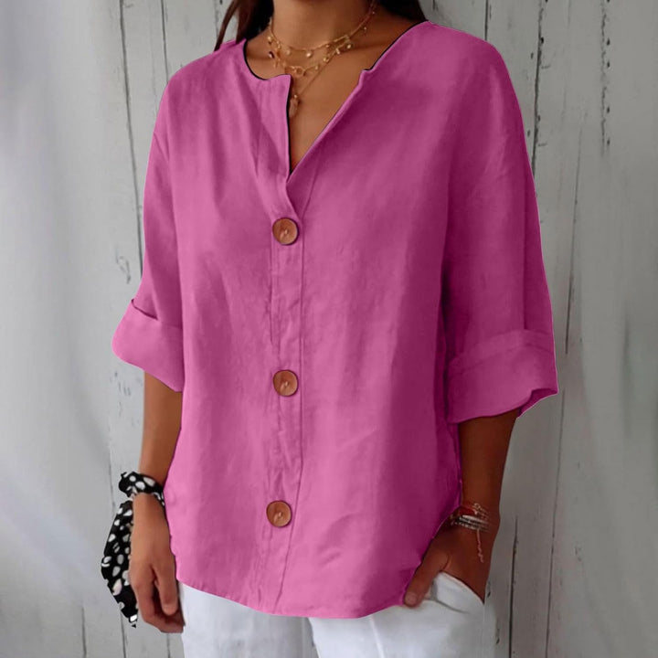 Bagfra: Løs kvindebluse med casual pasform og knappedetaljer; elegant og alsidig top.