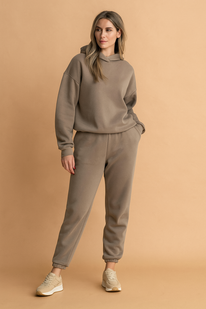 Nærbillede af det bløde stof på Kvinder Marlee sweatshirt og buksesæt, fremhæver kvalitet og komfort.