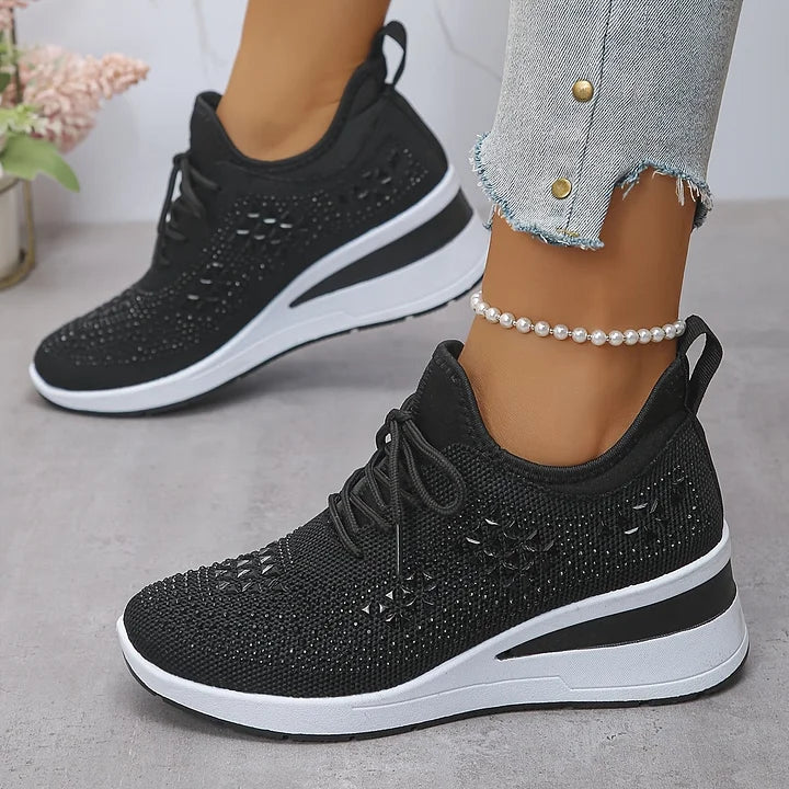 Rhinsten og glimmer detaljer på en ortopædisk sneaker til kvinder, skaber et stilfuldt og komfortabelt udtryk.