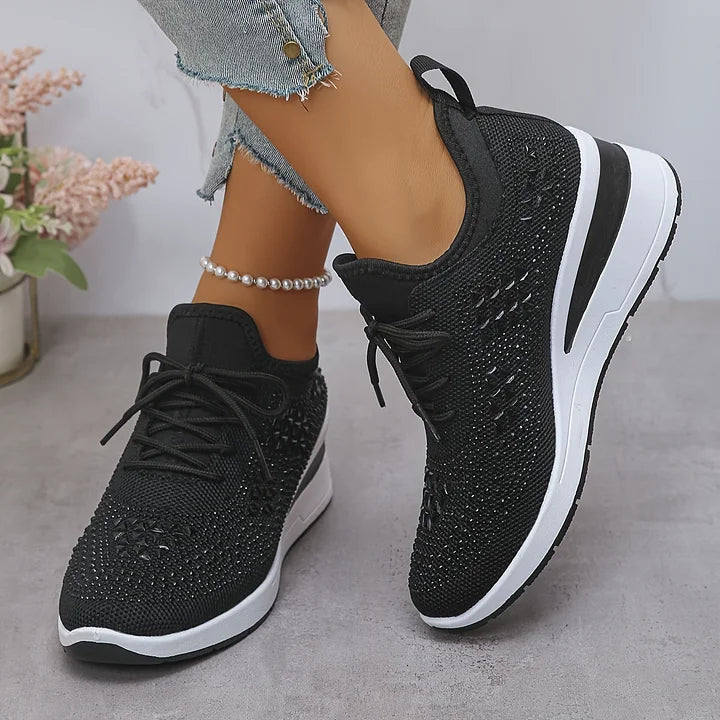 Ortopædisk indersål i kvindens sneakers. Optimal komfort og støtte, ydre med glitrende rhinsten og stil.