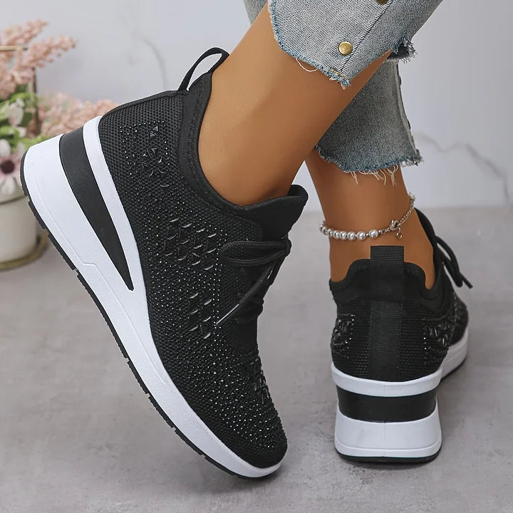 Fodtøj med glimmer og rhinsten. Stilfulde kvinde-sneakers med ortopædisk komfort for friske fødder.