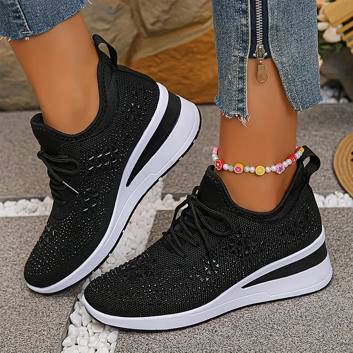 Snørebånd på sneakers med glitrende rhinsten og ortopædisk komfort for kvinders fødder og stil.
