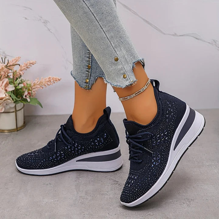 Et par kvinders ortopædiske sneakers med glitrende rhinsten. Stilfuldt og komfortabelt hverdagstøj.