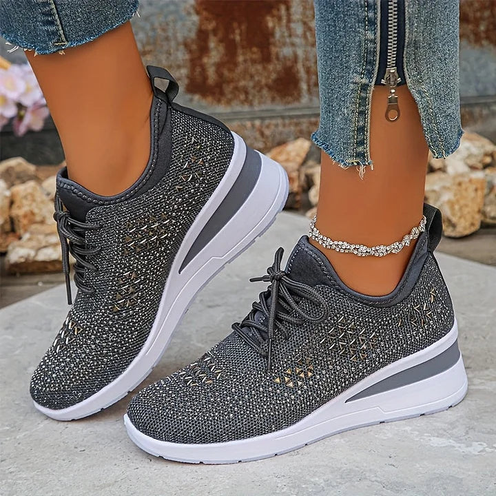 Åndbare kvinde-sneakers med glitrende rhinsten. Ortopædisk fodtøj for friske fødder og stilfuld komfort.