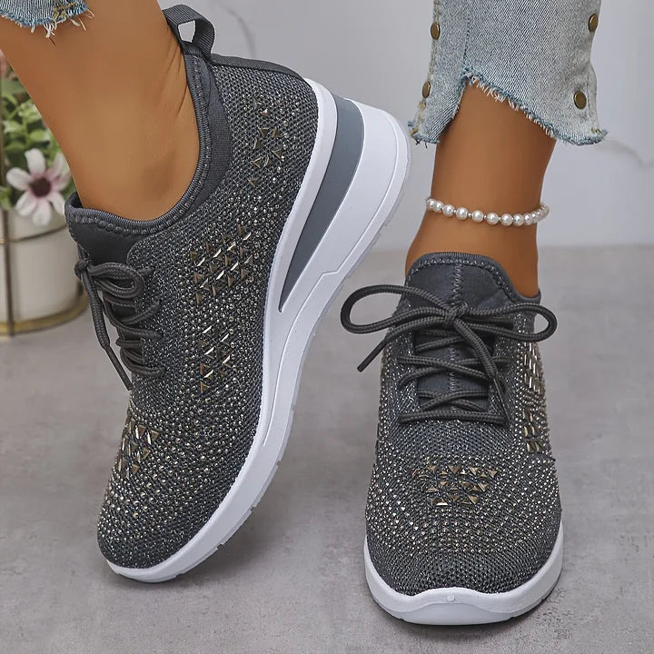 Perfekte til hverdagen, disse ortopædiske kvinde-sneakers med glitrende rhinsten giver stil og komfort.