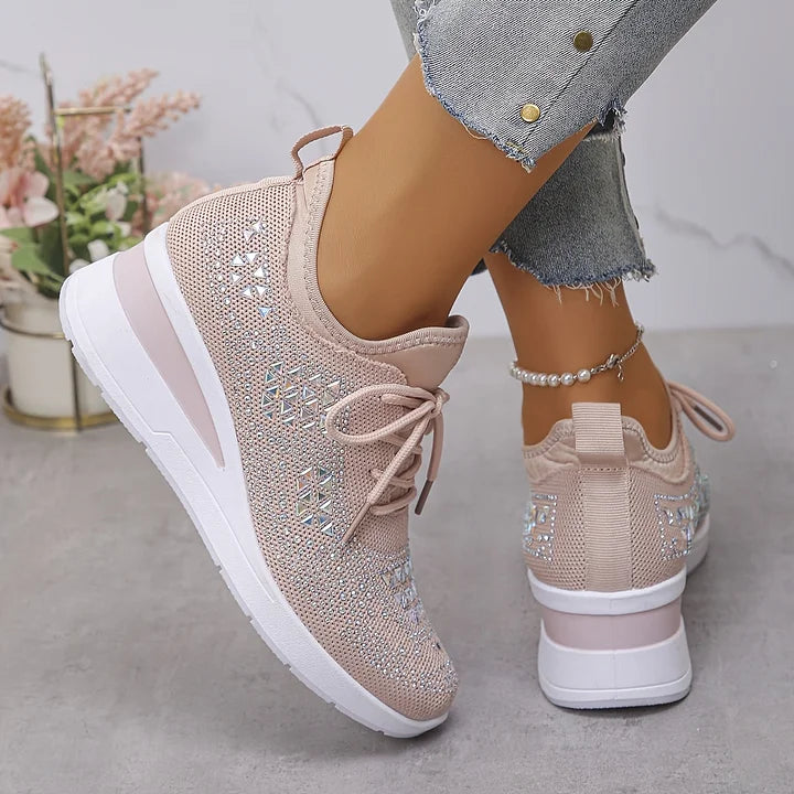 Nærbillede af svangstøtte i ortopædiske sneakers til kvinder. Glitrende rhinsten design og komfort.