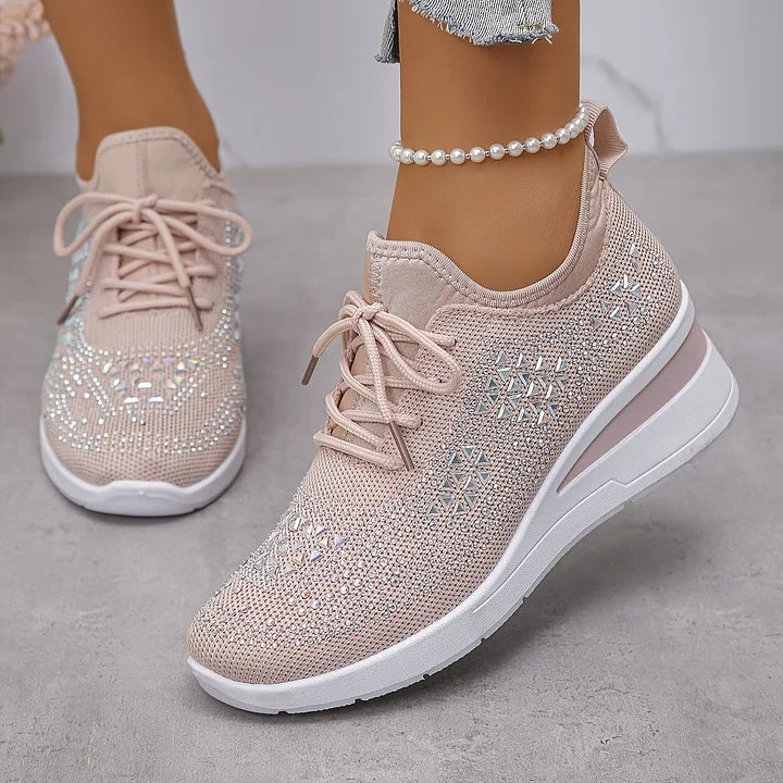Sunde fødder med ortopædiske sneakers til kvinder. Glitrende rhinsten tilføjer et elegant twist og stil.