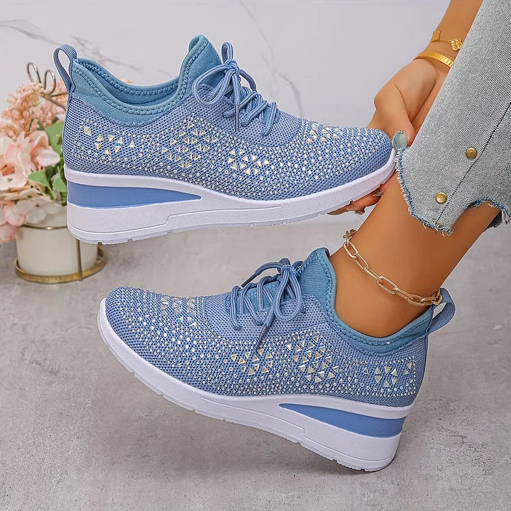 Bagfra: Ortopædiske kvinders sneakers med et glitrende rhinstensdesign på hælen. Fodtøj med komfort.