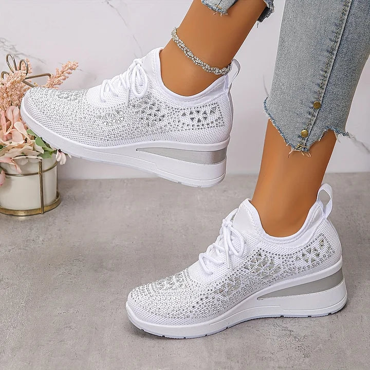 Bløde kvinde-sneakers med glitrende rhinsten. Fodtøj med fokus på komfort og stilfuld ortopædisk finish.