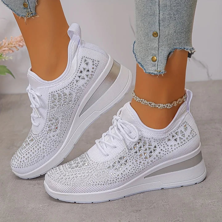 Kvinder i glitrende rhinsten sneakers. Komfortabelt ortopædisk fodtøj til aktive kvinder med stil.