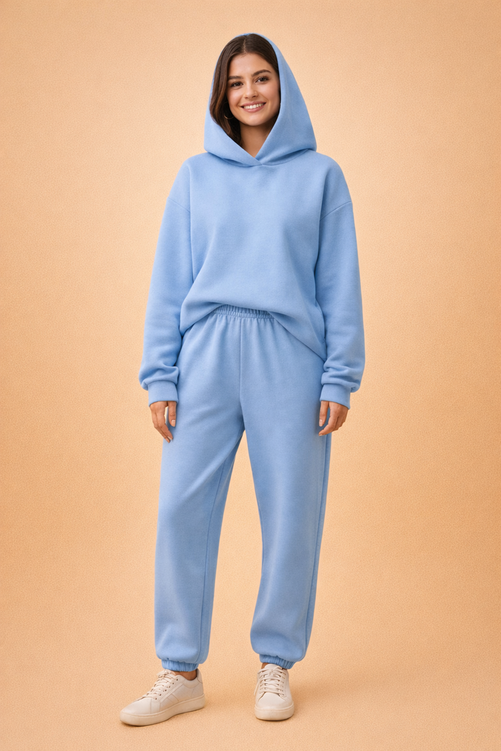 Blødt og afslappet kvinders fritidssæt med oversized hættetrøje og joggingbukser i behagelig pasform.