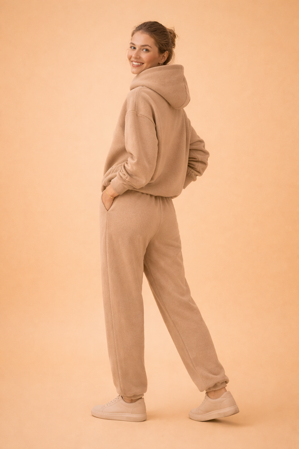 Afslappet sæt til kvinder: bløde sweatpants og oversized hættetrøje for en stilfuld, komfortabel hverdagsstil.