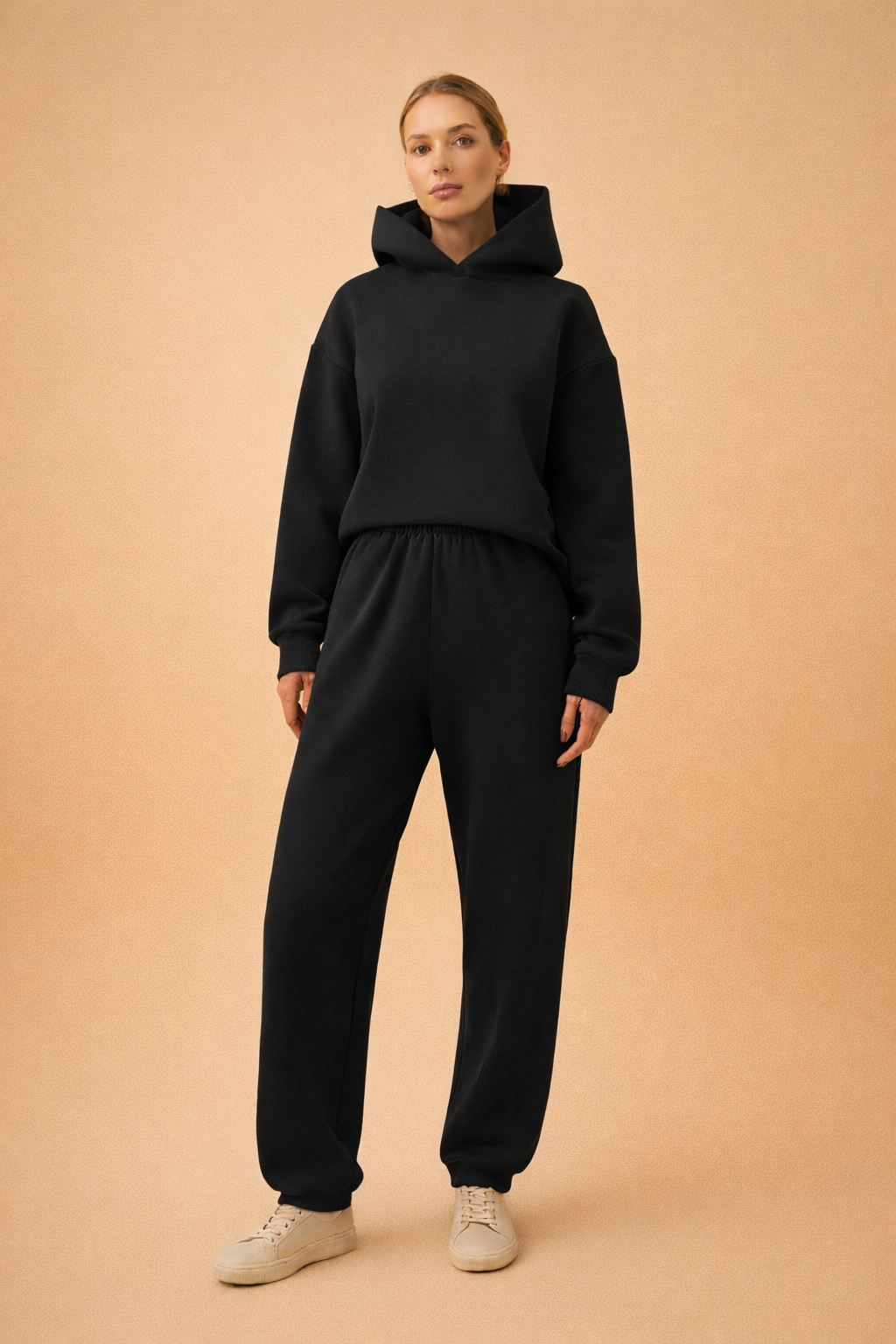 Alsidigt kvinders træningssæt med oversized hættetrøje og sweatpants, ideelt til mode og komfort.
