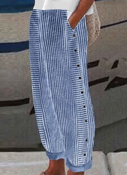 Detaljebillede af stof: Behagelige kvinders sommerbukser med elegante striber. Perfekt til varme dage.