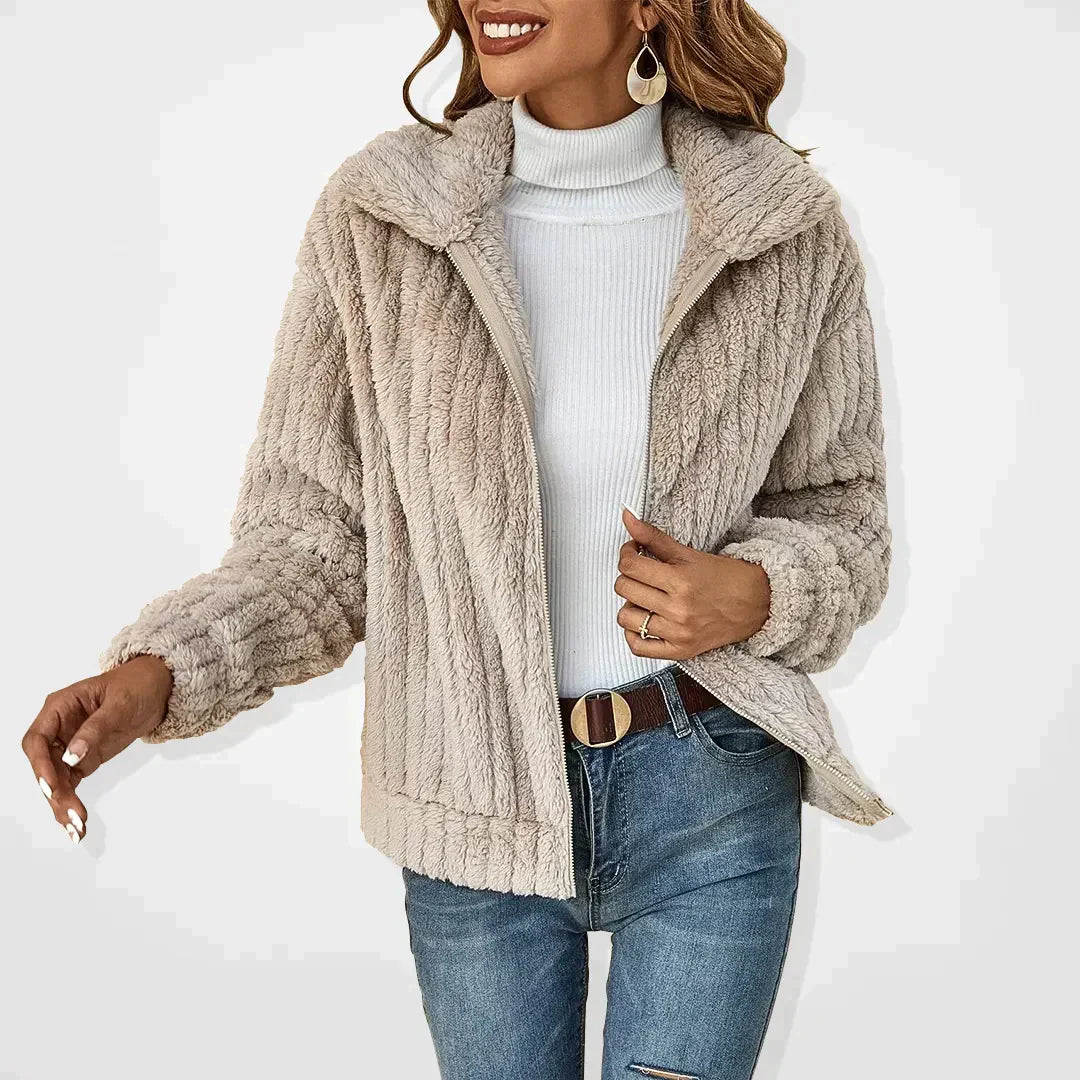 Kvinder's beige blød, varm cardigan. Stilfuld overdel til lag-på-lag efterårs- og vintertøj.