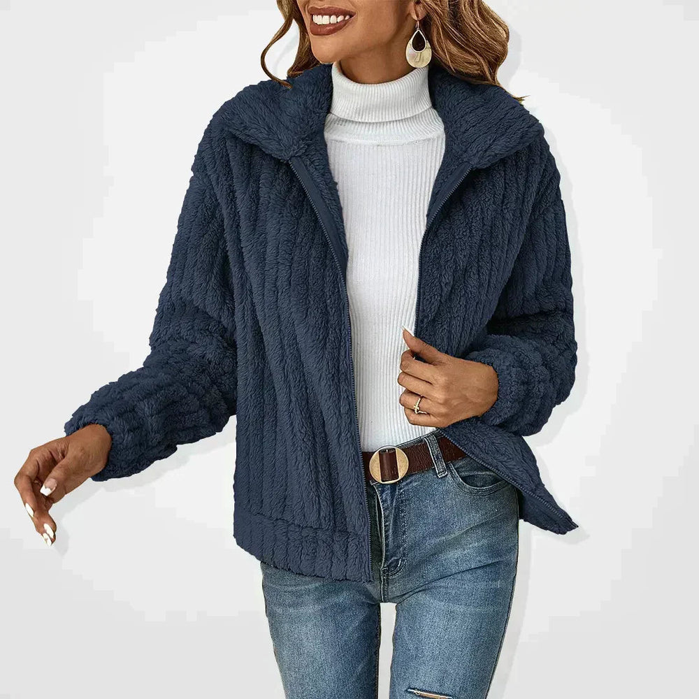 Elegant mørkeblå kvinders cardigan. Varm, behagelig overdel perfekt til stilfuldt lag-på-lag vintertøj.