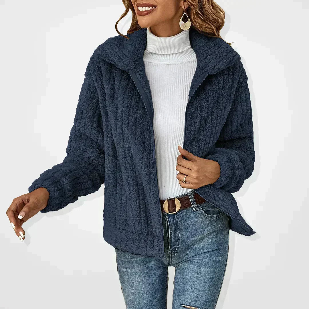 Elegant mørkeblå kvinders cardigan. Varm, behagelig overdel perfekt til stilfuldt lag-på-lag vintertøj.