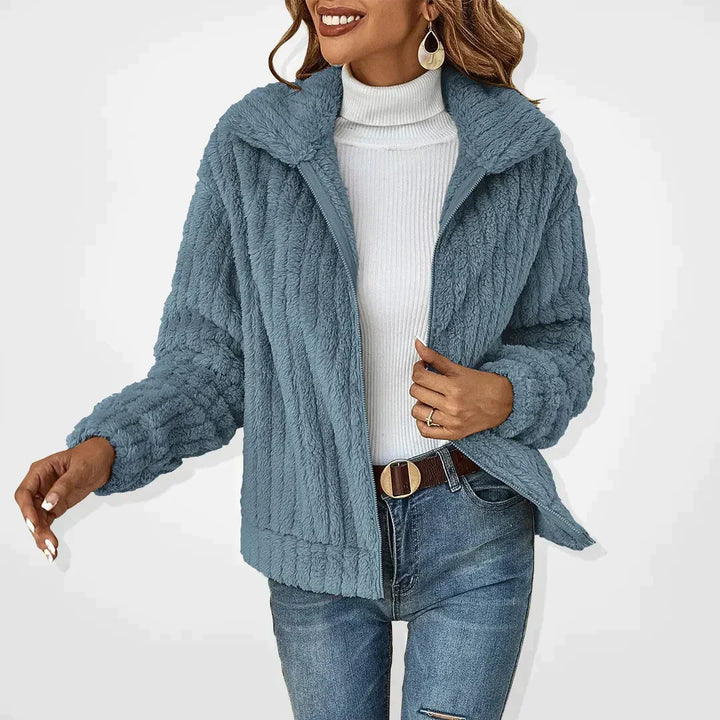 Rosa kvinders behagelige cardigan. Blød og varm overdel, ideel som efterårstøj og lag-på-lag.