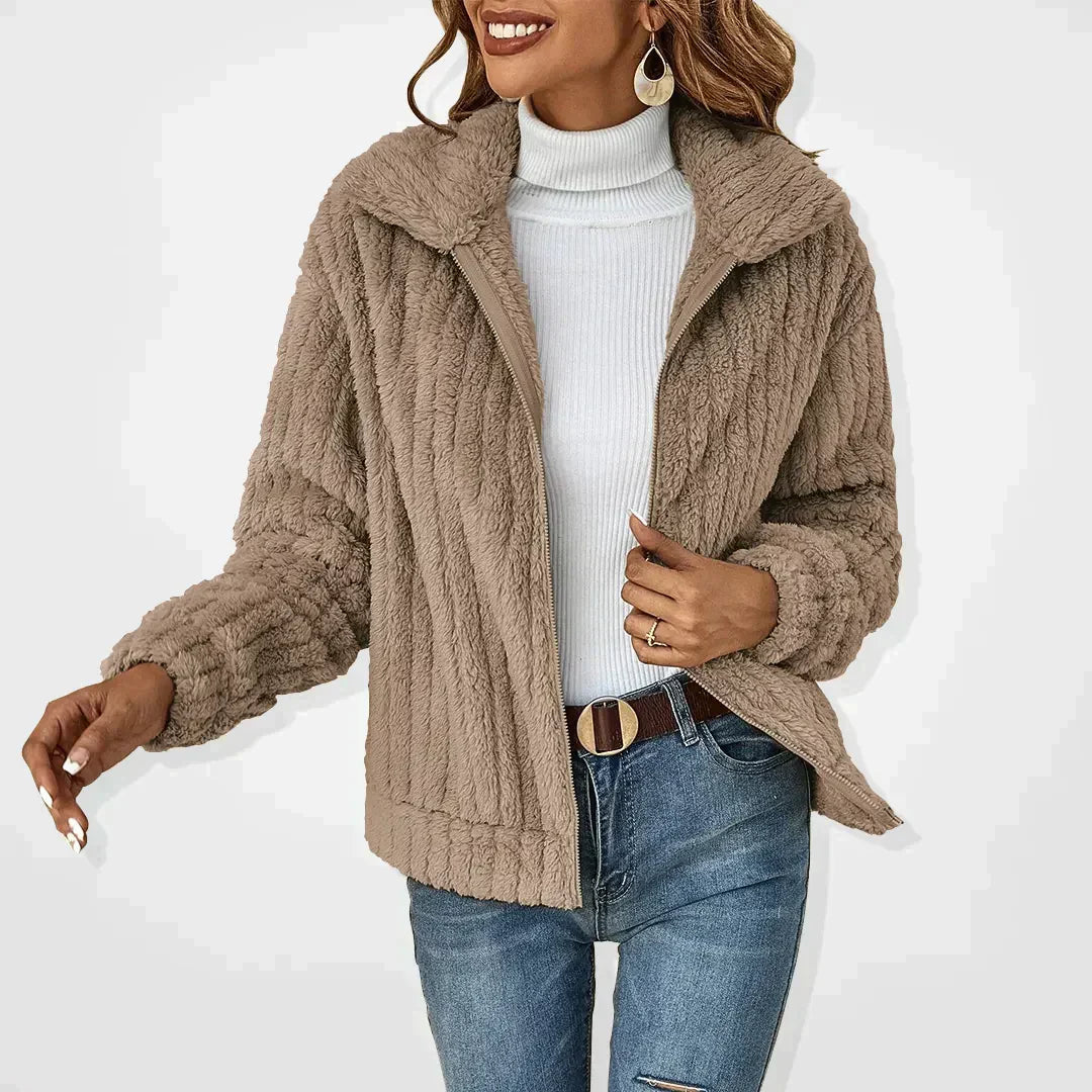 Blød og varm kvinders cardigan. Behagelig overdel, perfekt til stilfuld lag-på-lag i efterår/vinter.