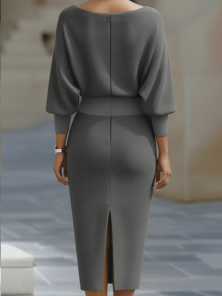 Luksuriøs satin midi kjole med lange ærmer & cowl-hals for kvinder. Blød & elegant festkjole.