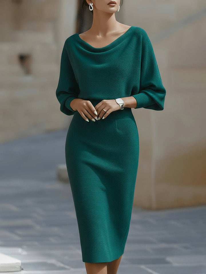Glat satin midi kjole m. langærmet design og draperet cowl-hals for kvinder. Særlig lejlighed.