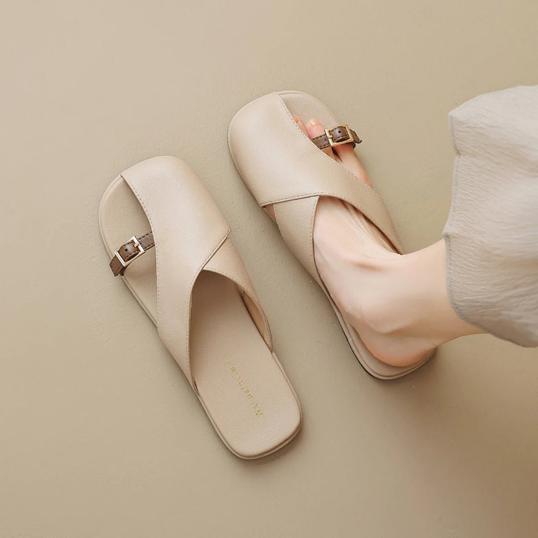 Elegante kvinders flade sandaler med krydsrem. Perfekte minimalistiske sommersko med spænde.