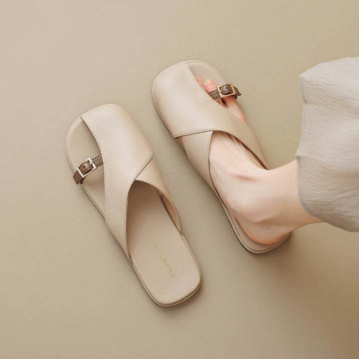 Elegante kvinders flade sandaler med krydsrem. Perfekte minimalistiske sommersko med spænde.