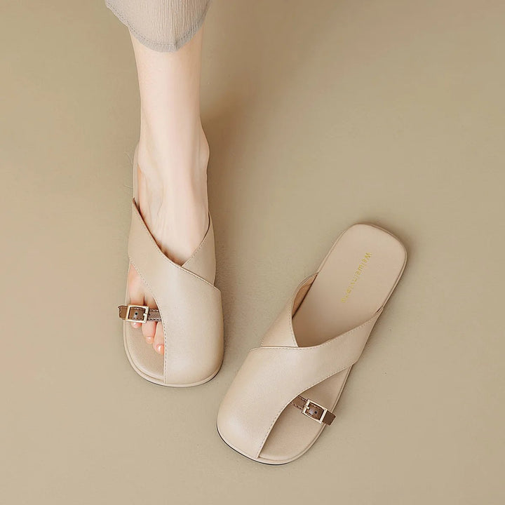 Stilfulde kvinders flade kryds-rem sandaler. Moderne design og komfort til sommerens aktiviteter.
