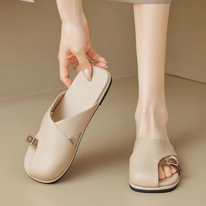 Minimalistiske kvindesko: flade fisherman sandaler. Elegante og behagelige sommer sandaler med spænde.