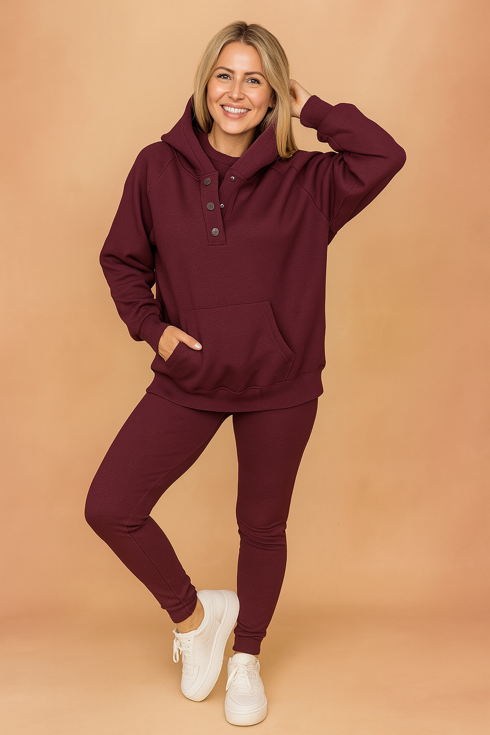 Elegant tredelt sæt til kvinder: Blød sweatshirt, komfortable leggings og stilfulde sneakers til hverdagsbrug.