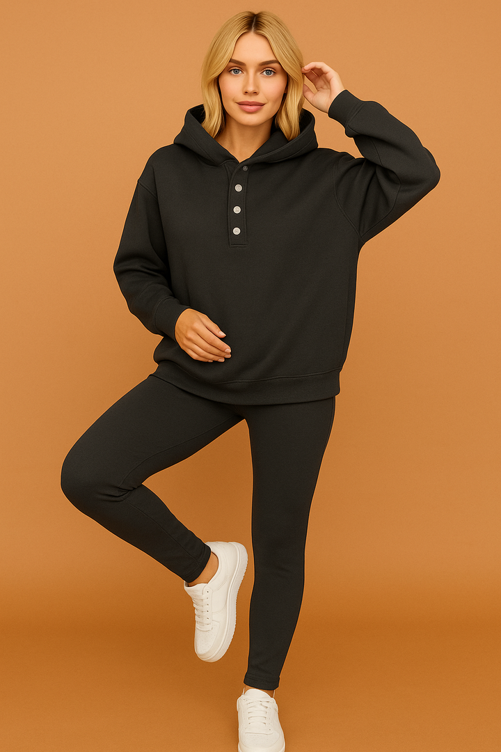 Moderne kvinders loungesæt i tre dele: Afslappet sweatshirt, strækbare leggings og trendy sneakers, perfekt til mode.