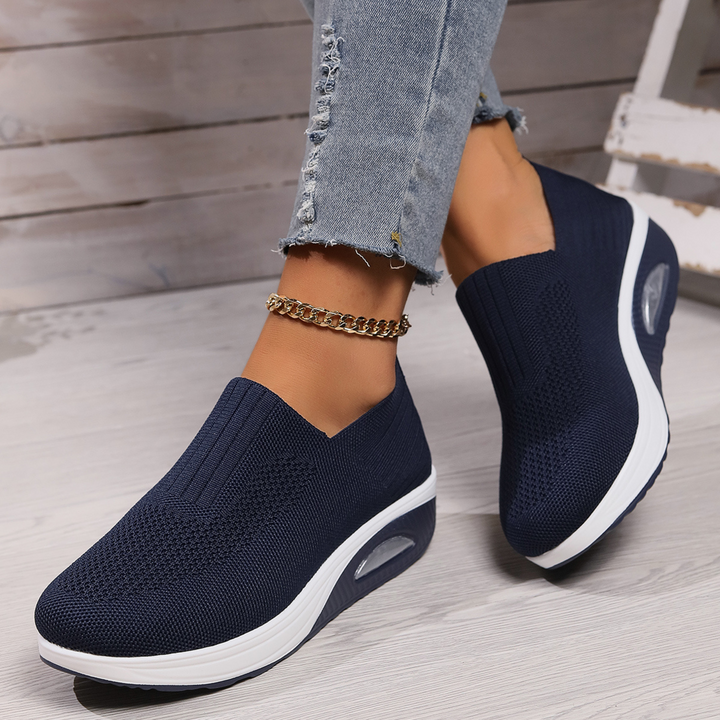 Nærbillede af kvinders slip-on sneakers' åndbare overdel. Komfortable hverdagssko med fleksibel pasform.