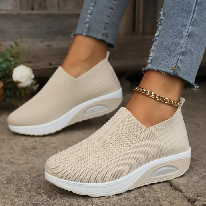 Sidevisning af kvinders slip-on sneakers. Stødabsorberende sål for optimal komfort til hverdagsbrug.