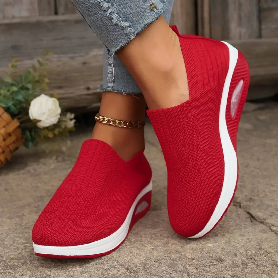 Ovenfra syn på et par komfortable slip-on sneakers til kvinder. Stilfulde hverdagssko med nem indstigning.